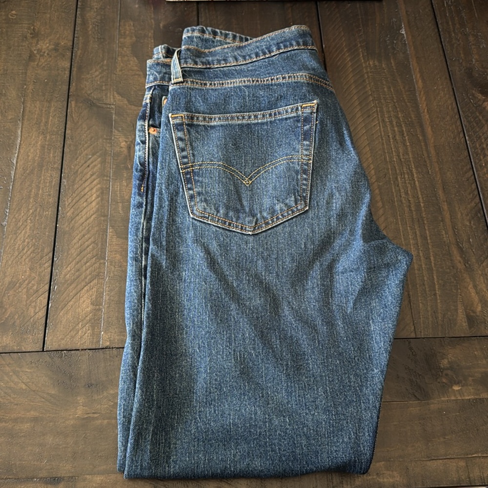 Men's Levi Strauss & Co. Blue Jeans. Size 32" W 34" L - Picture 13 of 16